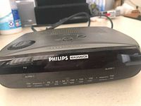 Front view showing Philips Magnavox branding and frequency scale