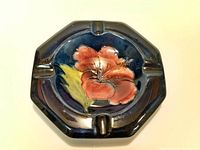 Top view of the octagonal blue ashtray with a red flower motif in the center