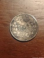 Reverse side of the 1900 Canadian 5 cent coin showing the denomination, year, and crowned wreath.