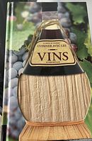 Front cover of the book titled 'Cuisiner avec les Vins' showing a wine flask and grapevine background.