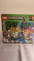 Front of box showing Lego Minecraft set 21146 with recommended age 8+ and piece count 457