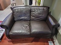 Brown leather 2-seat loveseat