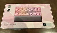 Box front shows the keyboard image, Razer branding, product name and edition details in Quartz pink color.
