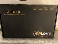 Closed retail box of QPlove HD Ultra TV Box with technical specifications including 4X CPU Cortex-A53 Penta-Core Mali-450, 64-bit CPU, HEVC H.265 decoding and 4K UHD support.