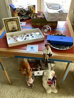 Overview of the lot items on a folding table