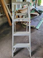 Front view showing three steps, top cap, spreaders