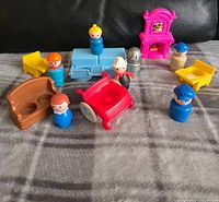 Overview of all items in the lot including figurines and accessories on a blanket.