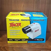 Box of the Tracer projector showing the brand and product features.