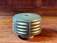 Front and side view of vase on wooden surface