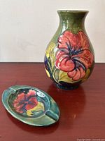 Vase and ashtray together, showing size and color contrast