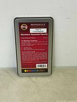 Closed metal tin featuring the back label describing the 12 Monodeluz aquarelle colored pencils, their properties such as water-solubility and finest hard multi colours, and usage tips.