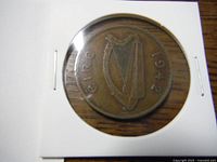 Photo of the front side of the 1942 Irish penny featuring the harp and inscription "EIRE 1942."
