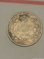 Reverse of 1910 Canadian 5 cents coin showing crown, wreath, date 1910