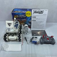 Full lot including the vehicle, astronaut figurine, remote control, accessories, instruction manual and packaging box.