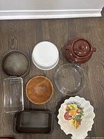 Photo of the full set of kitchen bowls and bakeware: ceramic fruit bowl, ceramic bean pot, wooden bowl, glass and metal bakeware