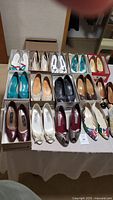 Overview of 16 pairs of vintage dress shoes in boxes, various colors, sizes 7.5 to 8