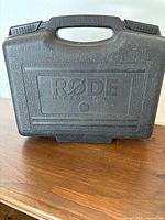 Front of closed RØDE hard case showing logo and handle