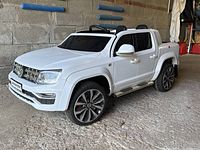 Front passenger-side 3/4 view showing bodywork, wheels and headlights