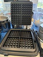 Open waffle maker with square grid plates for four waffles