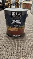 Front view of unopened, full BEHR Premium concrete stain can, labeled Teinture Pour Béton, base foncée No. 830