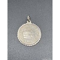 Obverse of round sterling charm showing cable car and text SAN FRANCISCO CALIF