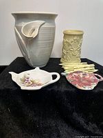 Full lot of signed Bucciarelli calla lily wall vase, two vintage floral teabag rests, and 1978 ASIFTCORP plastic cocktail picks with holder