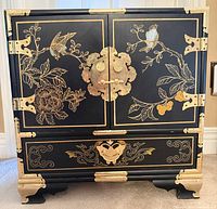 Front view of closed cabinet