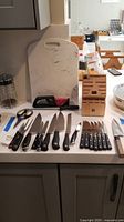 Overview of knives, knife block, cutting board and honing steel