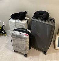 Overview of all three suitcases and two neck pillows