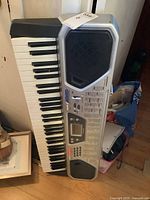 Image showing full Radio Shack MD-982 electronic keyboard including keys, speaker, and control panel.