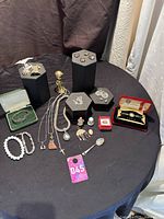 Overview of lot with rings on pedestals, bracelets, necklaces and other items