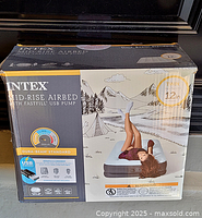 Box of Intex Mid-Rise Twin Airbed with graphics showing twin 12 inch air mattress and USB pump features.