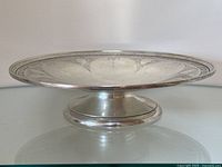Side profile of the dish on pedestal base