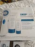 Front packaging of Clarisonic Deep Pore cleansing solution and clay mask set showing product details and usage for enlarged pores and oily skin.