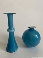 Both vases side by side on neutral background