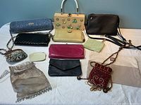 Overview of all purses and coin purses in the lot arranged on a surface