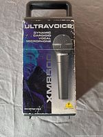 Front of box showing Behringer Ultravoice XM8500 microphone image