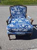 Front view showing cushion, upholstery pattern and frame design