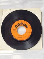 Photo of the full 45 RPM vinyl record showing the Odeon orange label and Les Beatles title.