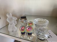 Full overview of all crystal and glass figurines and items on display shelf