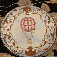 Front view of decorative plate with hot air balloon design