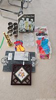 Full lot overview including tumblers, Tic Tac Toe game, bottle kimono's, and boards