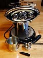 Front view of Illy X7.1 machine with accessories