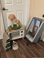 Full lot showing mushroom-shaped scratching posts, small house-shaped scratcher, litter scooper, and litter tray device.