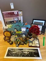 Overview of entire lot showing variety of décor items