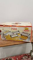 Front of box showing 7 tipi di pasta and illustration of machine with attachments