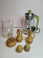 Overview of percolator, pitcher, ceramic set