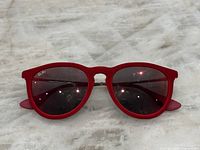 Red velvet frame sunglasses facing front, showing dark tinted lenses and Ray-Ban logo on lens corner.