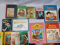 Overview of 13 vintage kids' books including Lassie, pop-up, Disney and others