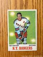 Front of 1970-71 O-Pee-Chee Tim Horton hockey card showing player in N.Y. Rangers uniform.